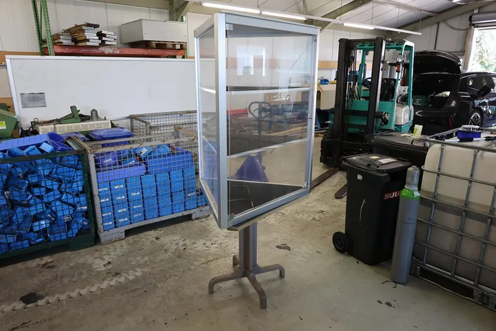 1 x Ausstellungsvitrine
